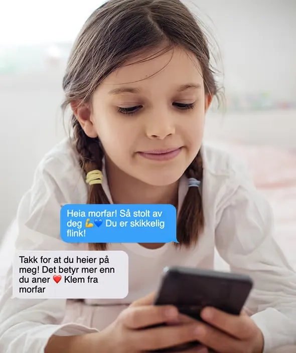 Ei jente med fletter sender en heiamelding til morfar fra telefonen sin.
